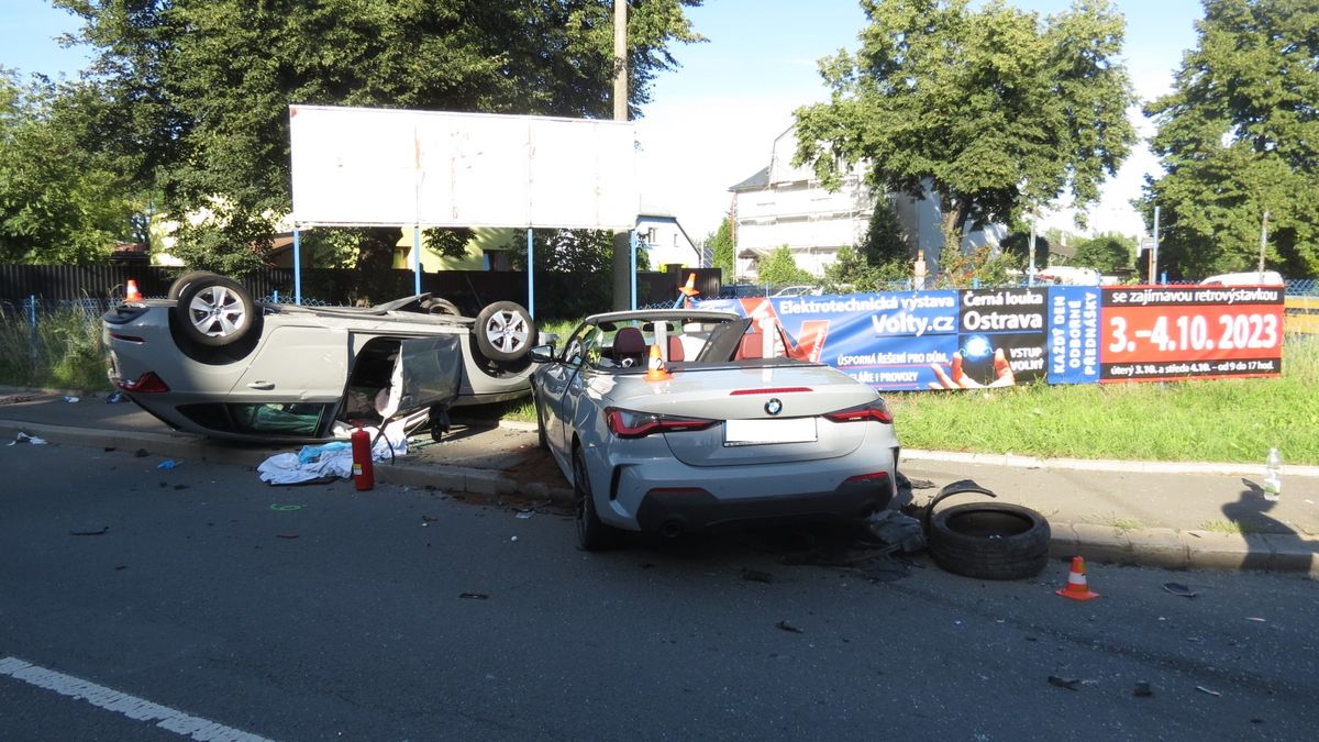Nehoda dvou aut v Ostravě: čtyři vážně zranění včetně dvou dětí
